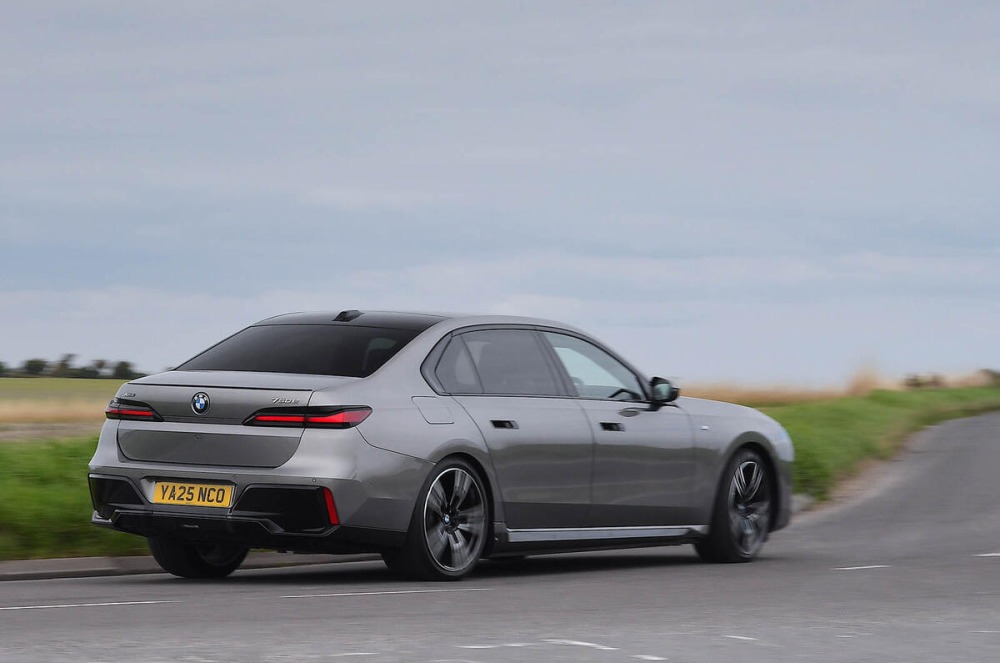 BMW 750e xドライブ Mスポーツ（英国仕様）