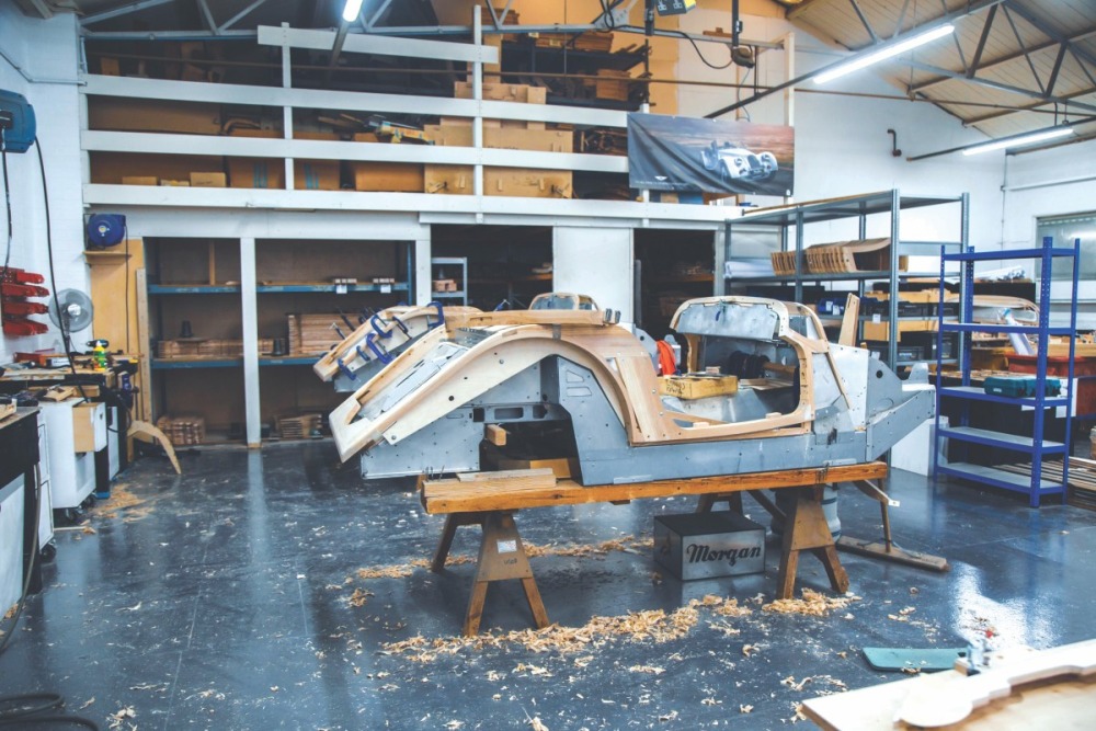 モーガンの量産工場の様子。アッシュ材のボディフレームに、アルミ製パネルが張られる