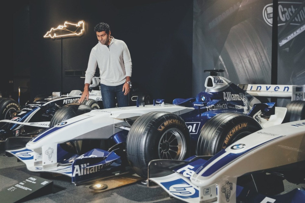 ウィリアムズ・ヘリテージ・コレクションのコーチドライバー、カルン・チャンドック氏と、ウィリアムズBMW FW26