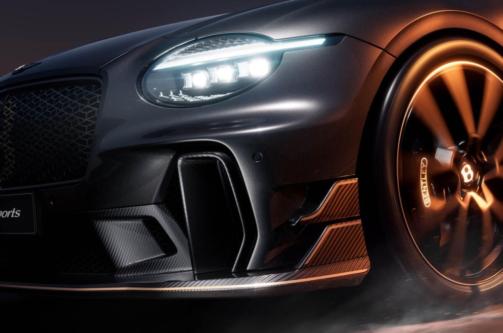 新型『スーパースポーツ』