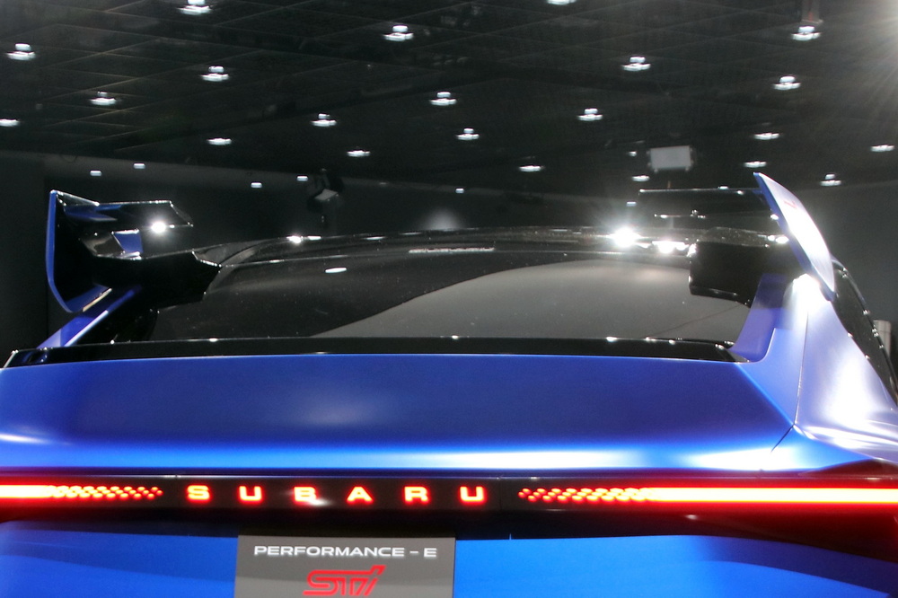 リアウイングの形状はダウンフォース、空気抵抗、航続距離のバランスを研究した結果となる。