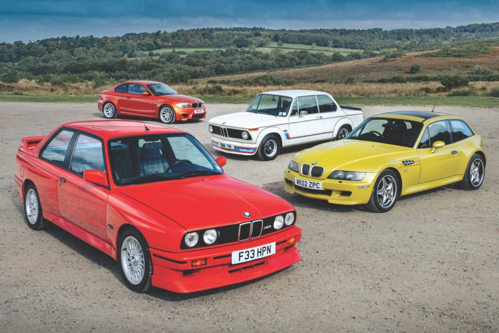 手前からレッドのBMW M3 エボIIと、イエローのBMW Z3 Mクーペ、ホワイトのBMW 2002 ターボ、オレンジのBMW 1シリーズ Mクーペ