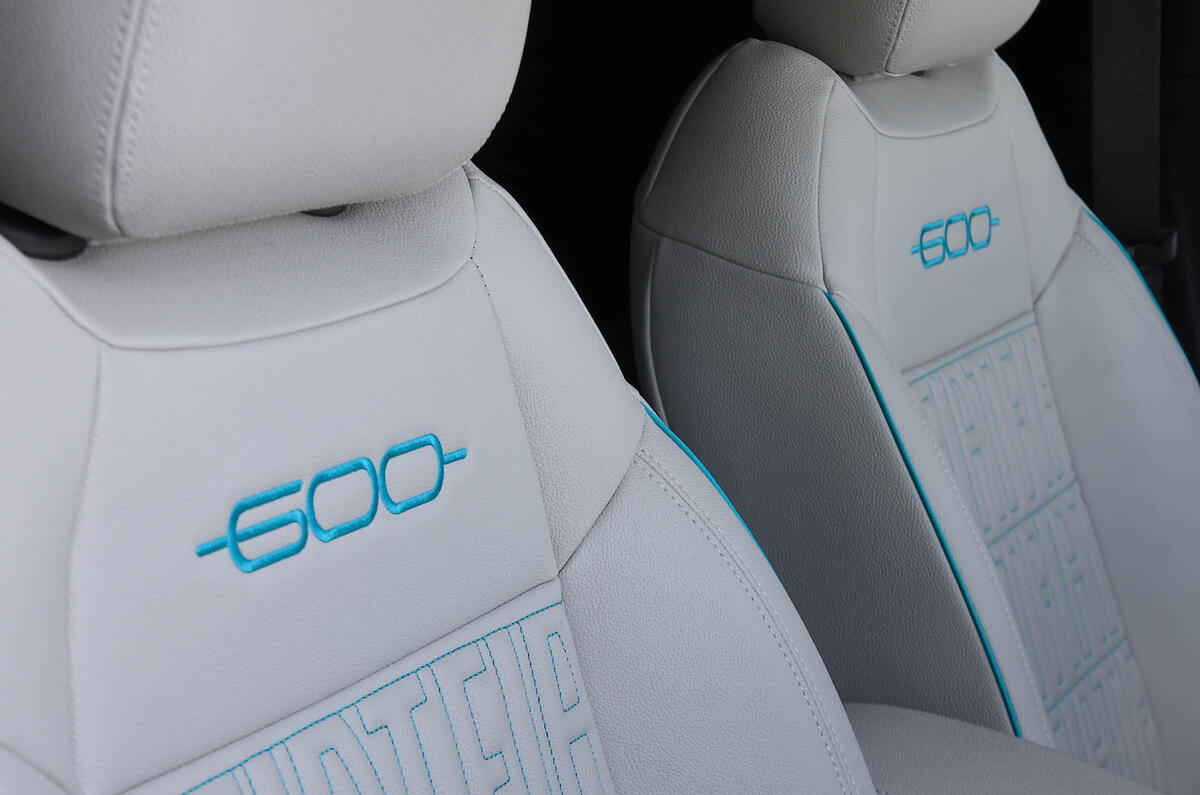 フィアット600 1.2ハイブリッド（英国仕様）