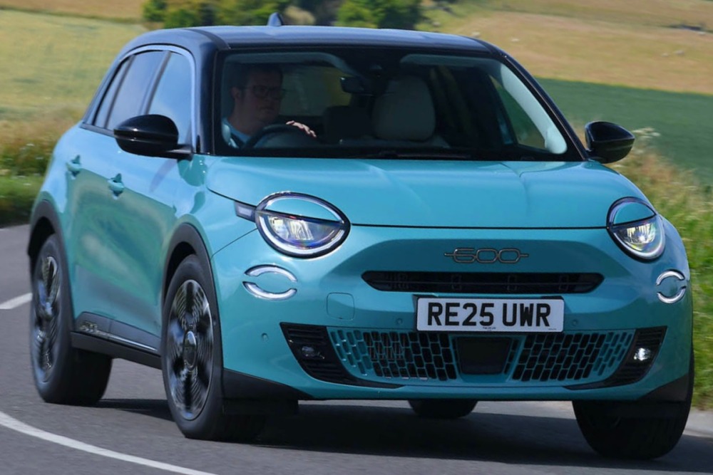 フィアット600 1.2ハイブリッド（英国仕様）