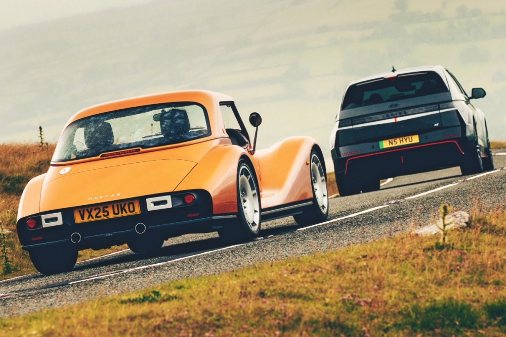 ブロンズオレンジのモーガン・スーパースポーツと、ガンメタリックのヒョンデ・アイオニック5 N
