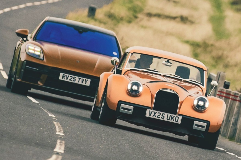 オレンジのモーガン・スーパースポーツと、ブロンズのポルシェ・パナメーラ・ターボS E-ハイブリッド