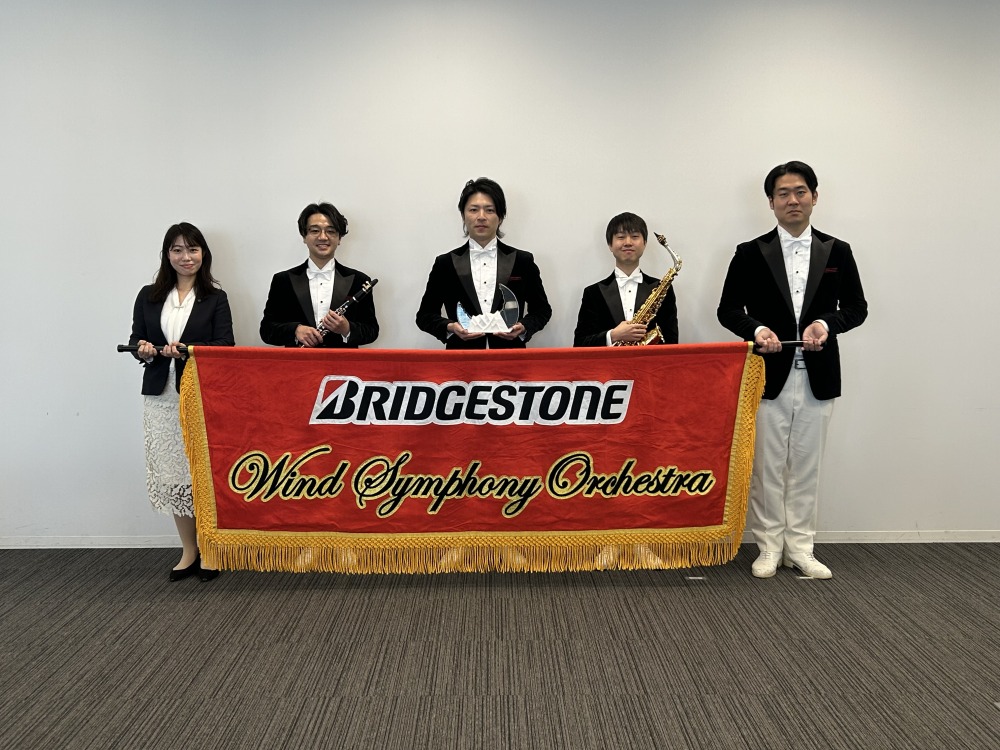 ブリヂストン吹奏楽団久留米(左から坂上氏、安丸氏、古川氏、山根氏、岩佐氏)。