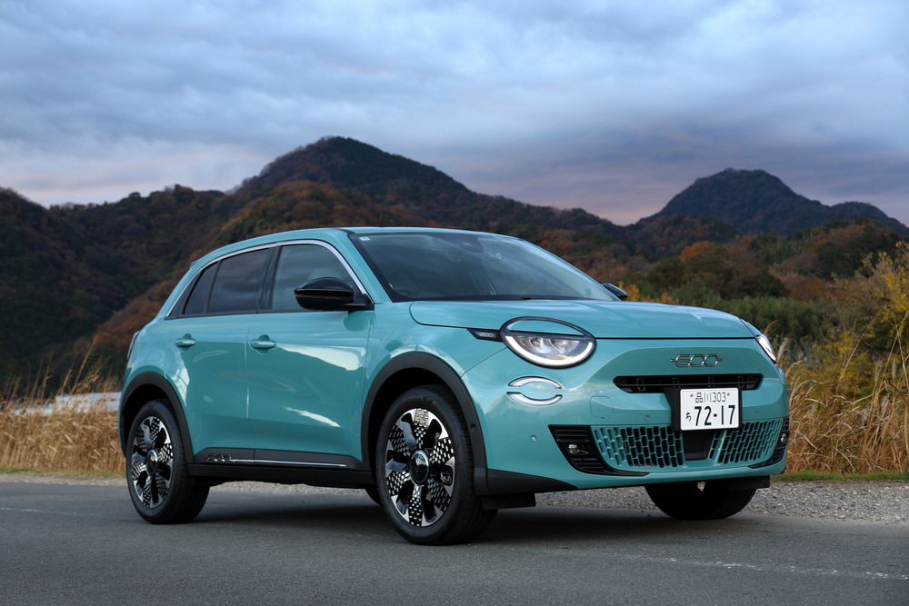 取材車のフィアット600ハイブリッド・ラ・プリマ。