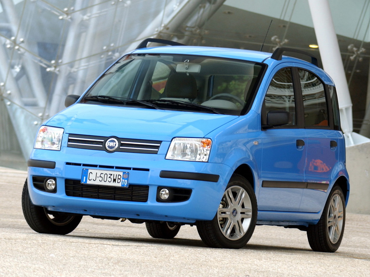 背が高い5ドアハッチバックで登場した2代目パンダ。2003年の段階でSUV風というコンセプトは斬新?