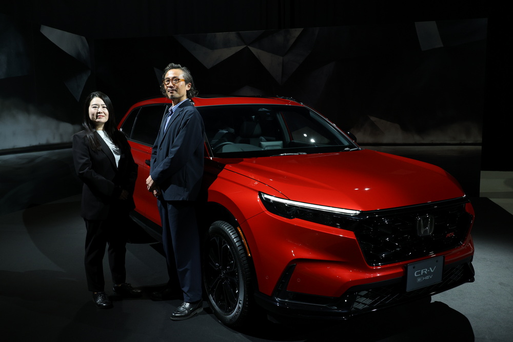 エクステリアデザインを担当した佐藤淳之介氏(右)とインテリアを担当した岡亜希子氏(左)。