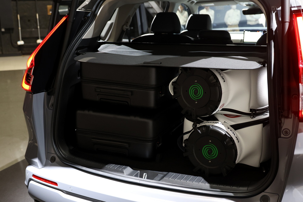 分割可倒式リアシートバックを半分倒せば、ゴルフバッグ2個と29インチのスーツケース2個が積める。