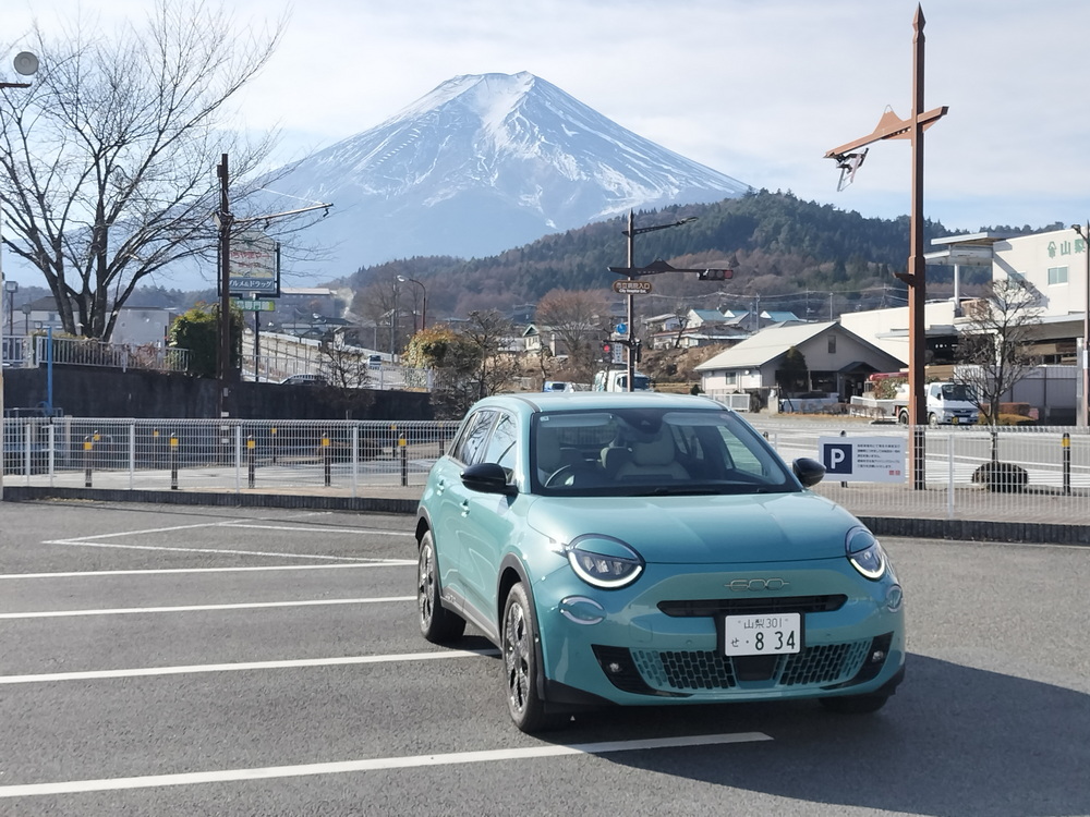 富士吉田市で富士山を背景にした600e。