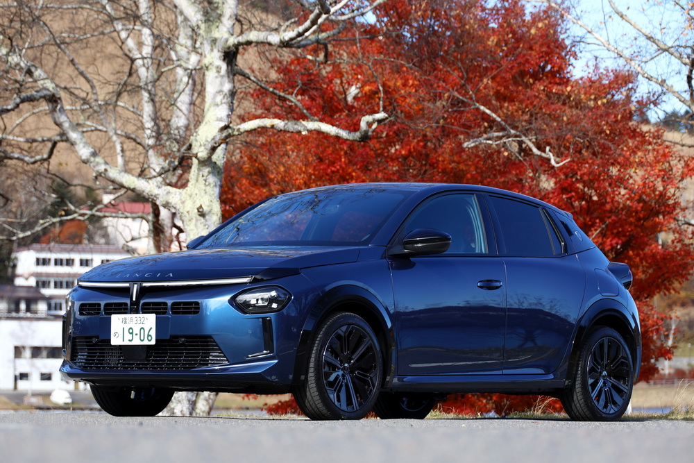 取材車となるランチア・イプシロンのハイブリッド。カーボックス横浜が直輸入した個体だ。