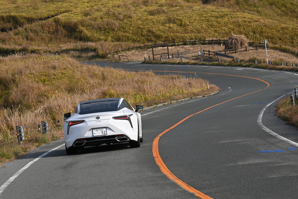 熊本空港とサーキットエクスペリエンス会場のオートポリス往復で試乗。