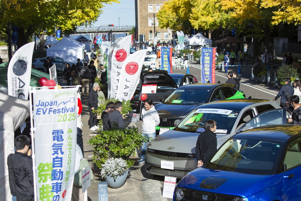 メーカー、クラブ、コンバートEVなど多彩な展示。