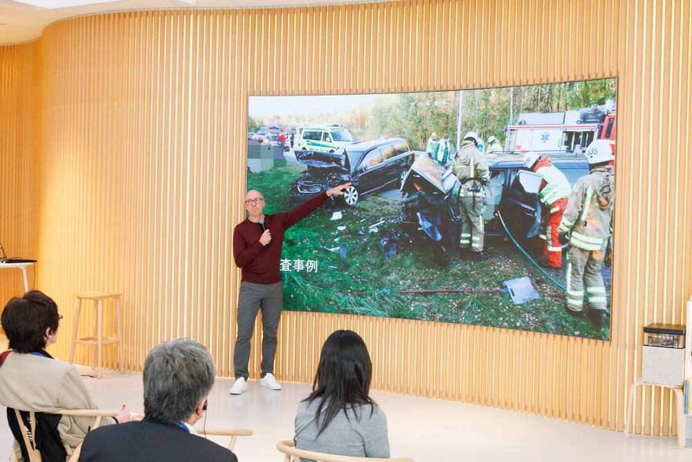 2024年、日本では3221人、スウェーデンでは213人が交通事故で死亡している。