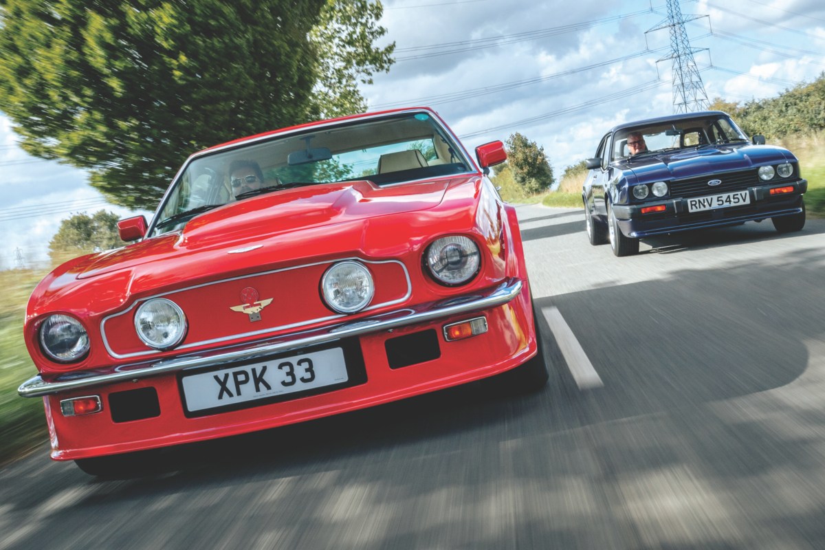 レッドのアストン マーティン V8ヴァンテージ Xパックと、ダーク・ブルーのフォード・カプリ 3.0S Xパック