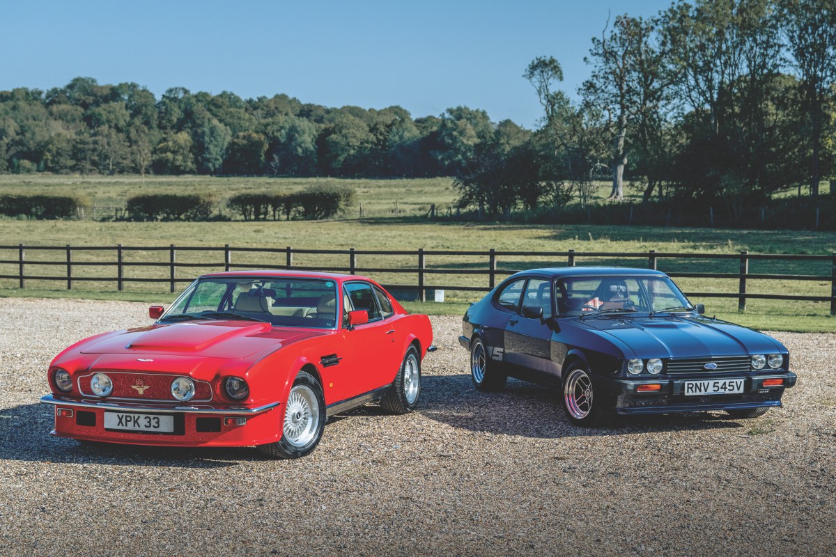 レッドのアストン マーティン V8ヴァンテージ Xパックと、ダーク・ブルーのフォード・カプリ 3.0S Xパック