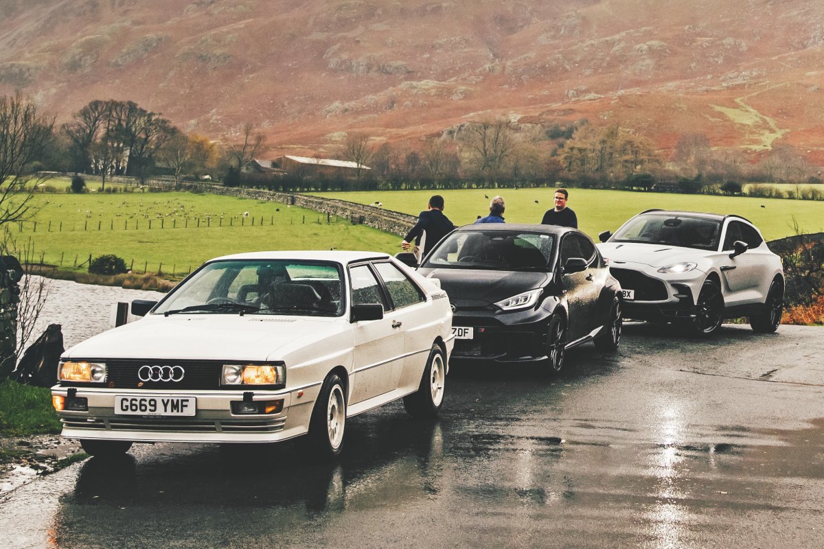 ホワイトのアウディ Urクワトロ 20vと、ブラックのトヨタGRヤリス、シルバーのアストン マーティン DBX S