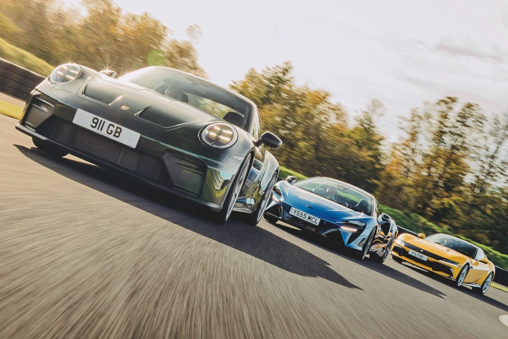 手前からポルシェ911 GT3 ツーリングと、マクラーレン・アルトゥーラ・スパイダー、フェラーリ12チリンドリ