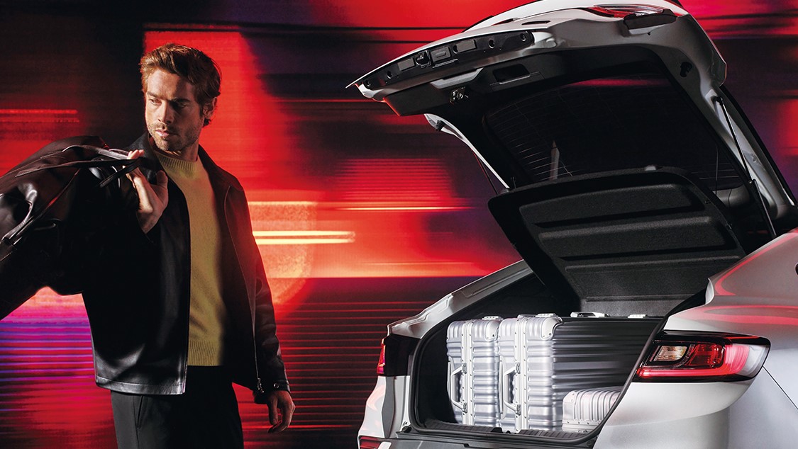 ルノー・アルカナ・エスプリ・アルピーヌにパワーテールゲートを標準装備。