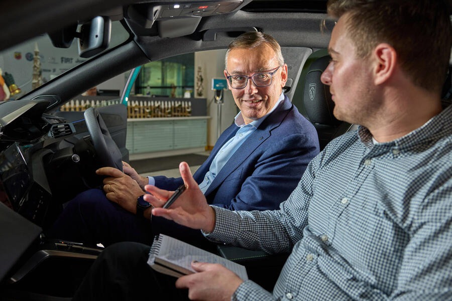 取材に応じるプジョーのアラン・ファヴェCEO（左）