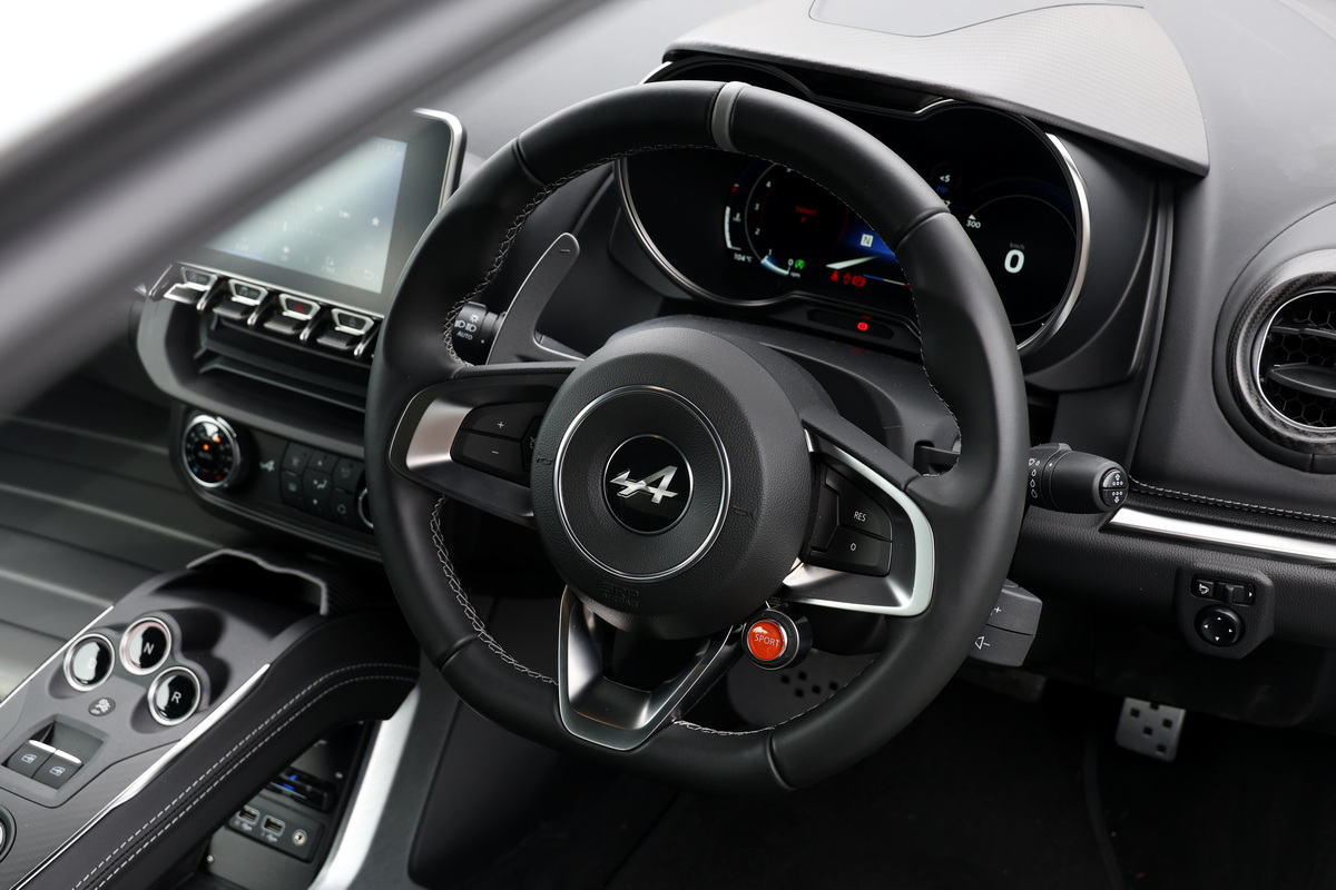 フットレストに左足を置いた瞬間、A110との一体感が高まるように思える。