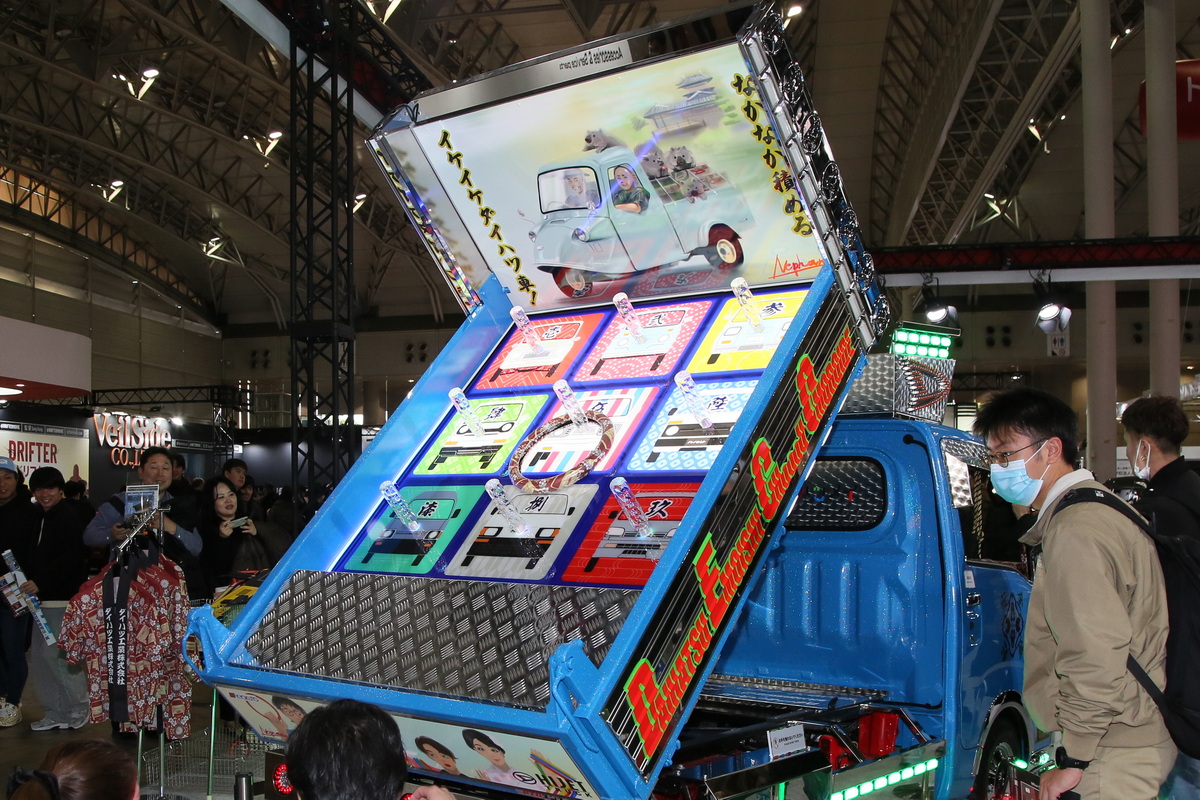 サイドには『DAIHATSU EMOISHI CHOOOU OMOROIDE』、略して『DECO（デコ）』。