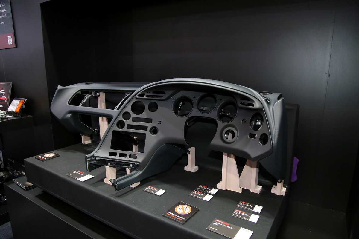 『GRヘリテージパーツ』が出展したA80スープラのインパネ。