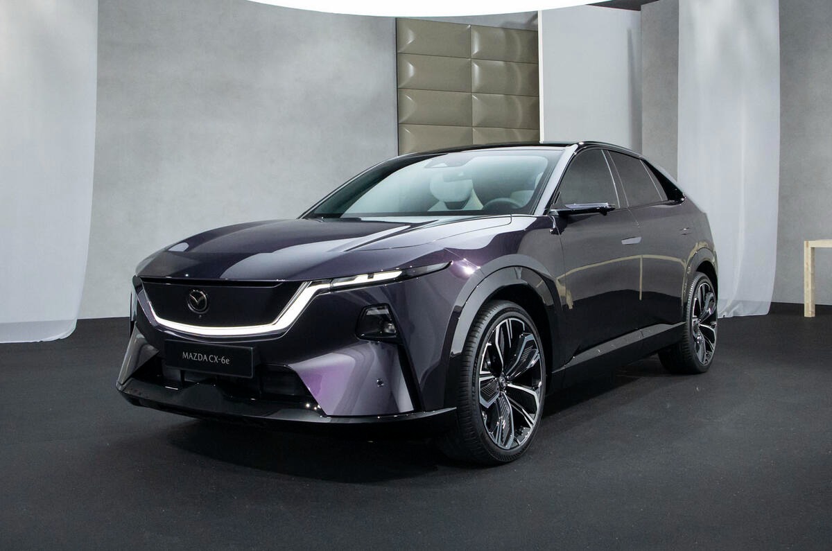 ブリュッセル・モーターショーで公開された新型『CX-6e』