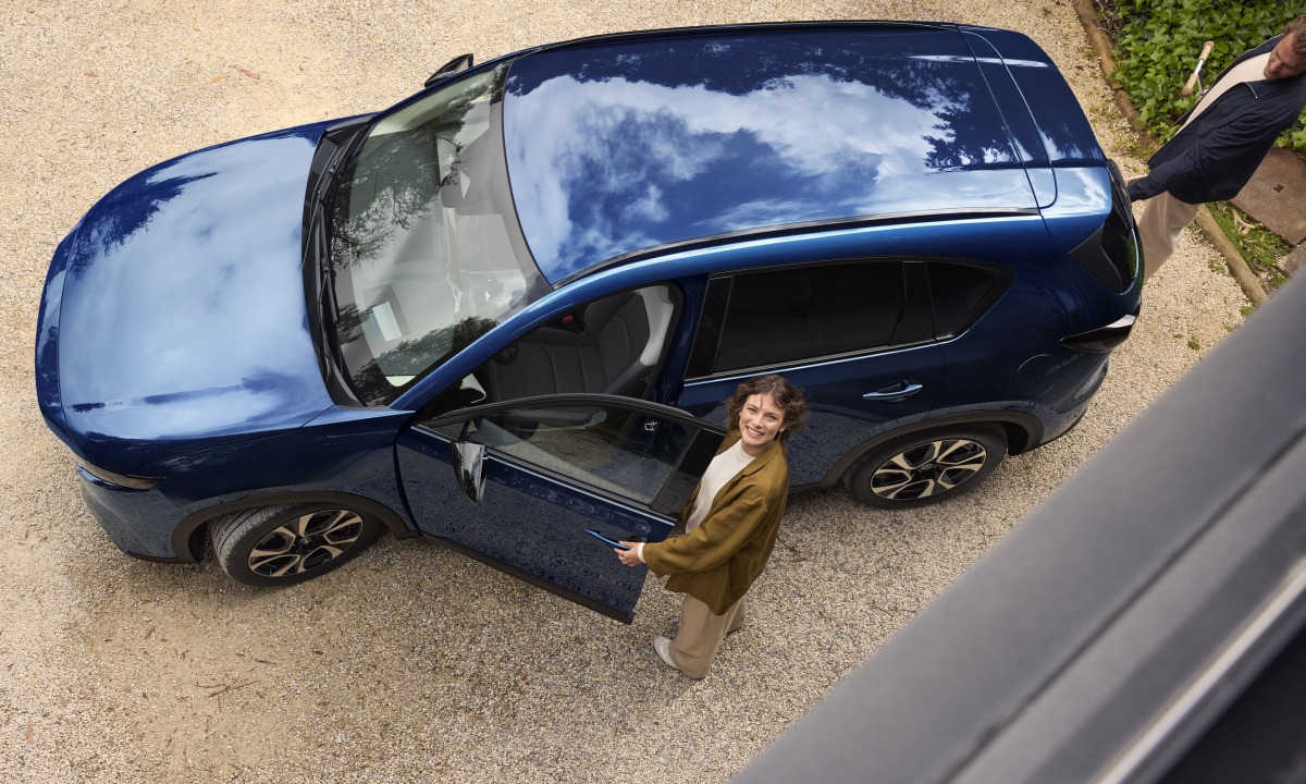 マツダは新型CX-5に新色の『ネイビーブルーマイカ』を採用。