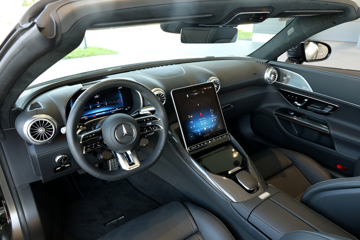 ドライブモードをスイッチするための『AMGダイナミックセレクト』が装備されている。