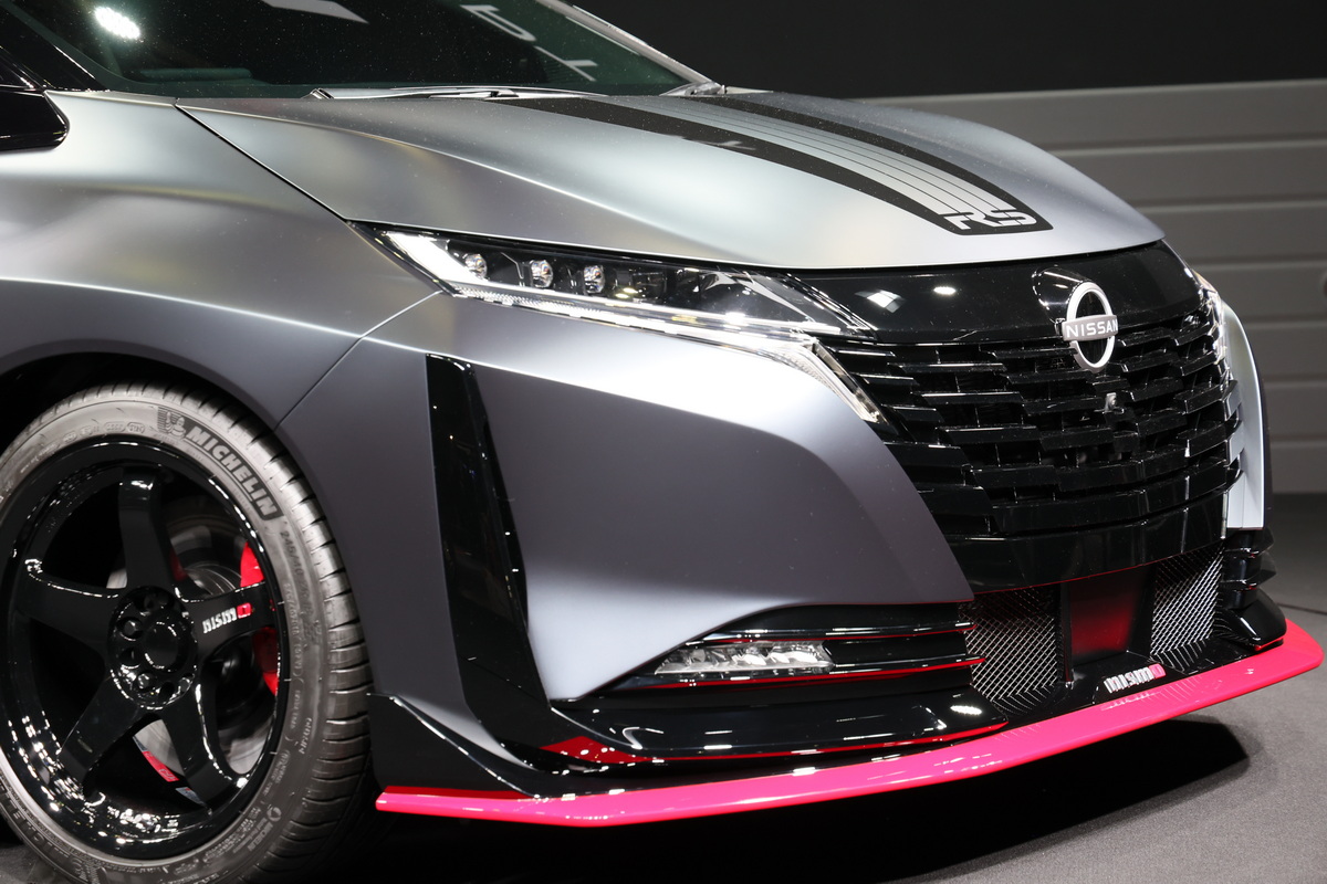 専用色のダークマット・ニスモ・ステルスグレーを採用している。