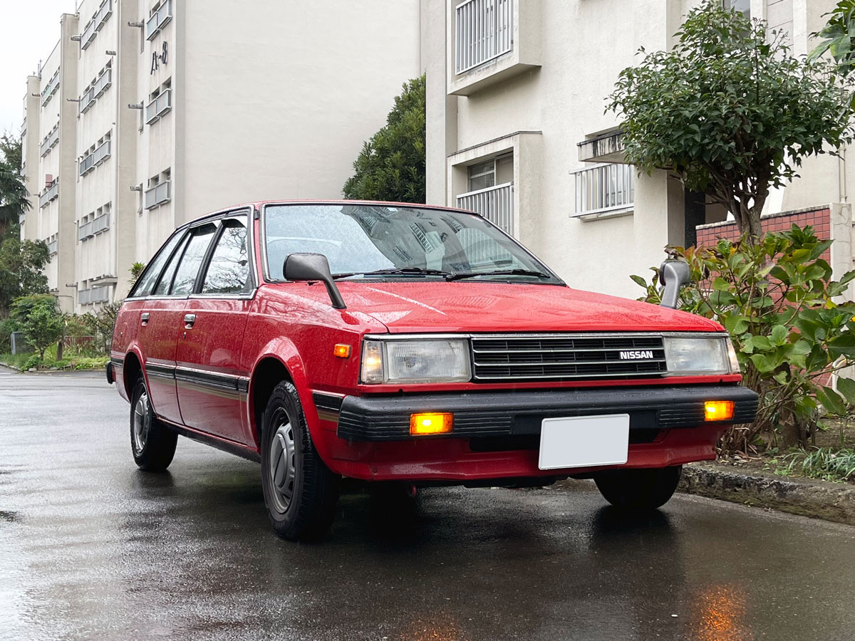 メッキがくすみ、レンズ裏も汚れ『目がくすんでいる』状態のため、ヘッドライトがとても暗い状況でした。