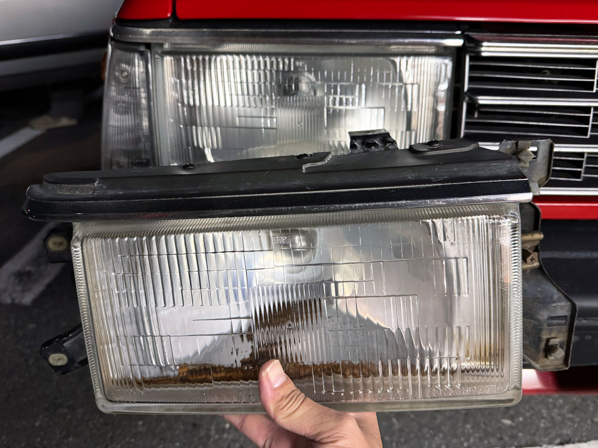 手前が交換前のヘッドライト本体。内部がサビているのがわかるでしょうか。