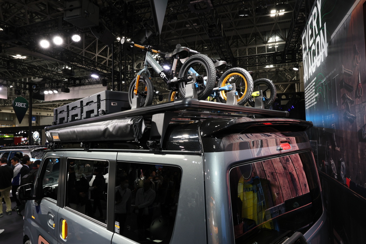 ルーフにはストライダーを積載するスタンドやルーフボックス、サイドカーテンタープを装備。