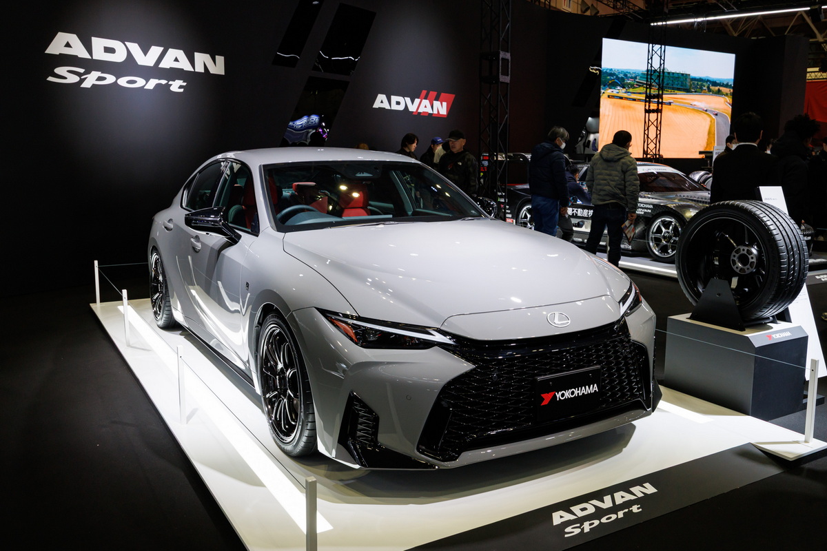 横浜ゴムの東京オートサロン2026ブースに展示された新型レクサスIS300h。