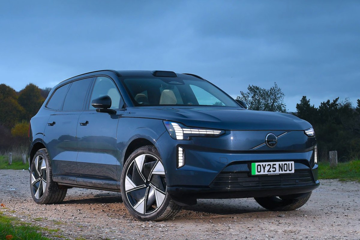 ボルボEX90 ツインモーター AWDウルトラ（英国仕様）