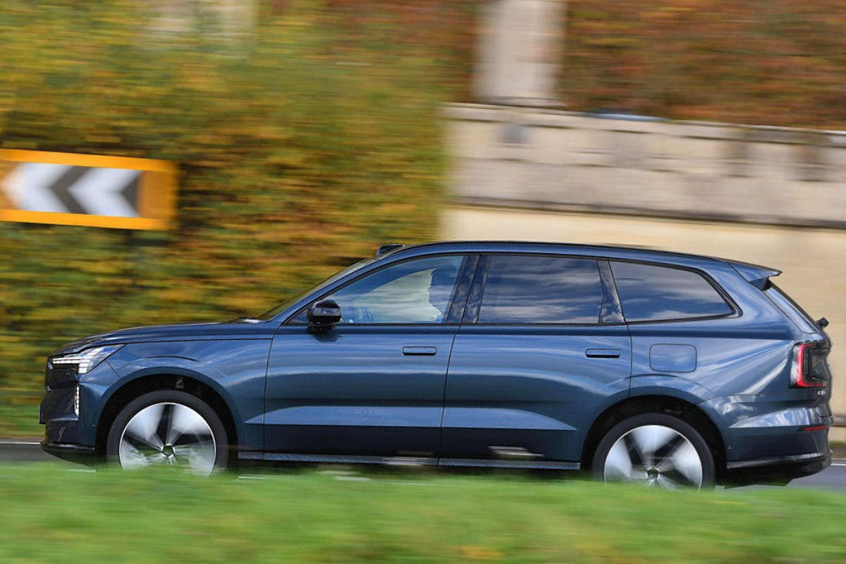 ボルボEX90 ツインモーター AWDウルトラ（英国仕様）