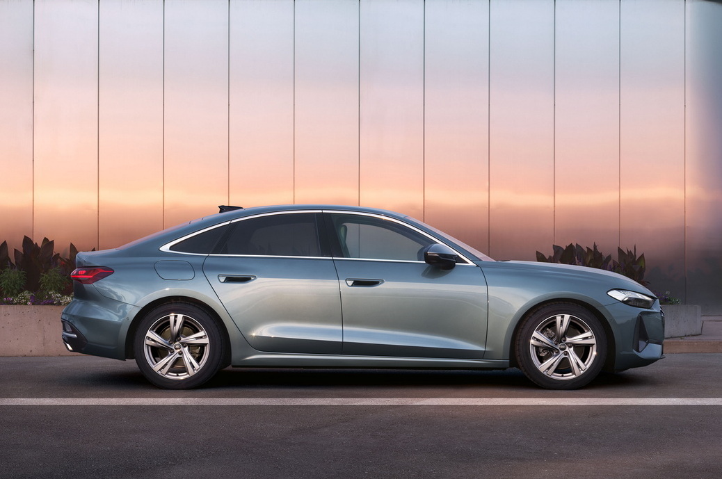 アウディのセダンはサイドガラスが片側3枚の『6ライトキャビン』を採用する。