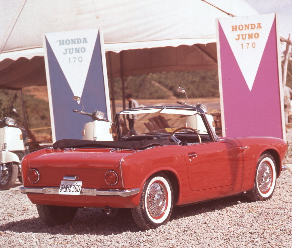 建設途中の鈴鹿サーキットで、本田宗一郎は真っ赤なスポーツ360で登場した。