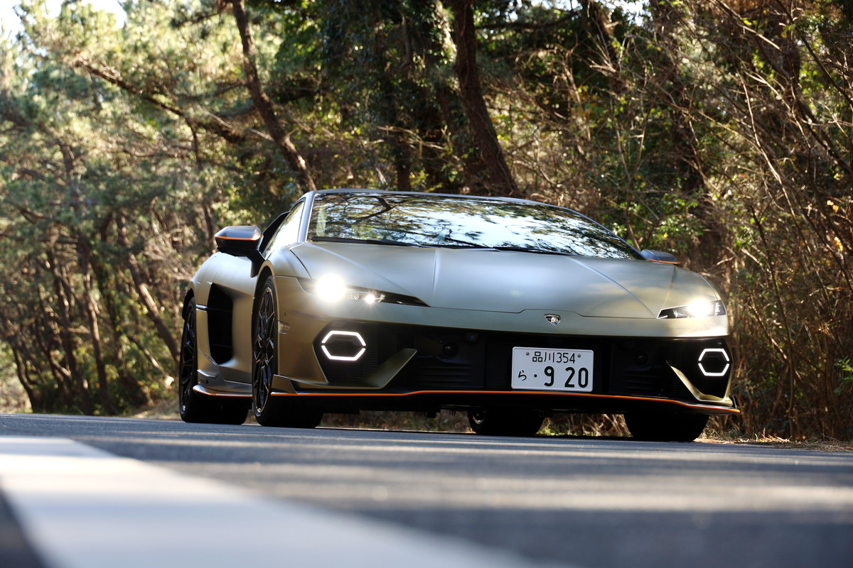 今回試乗したのは『ランボルギーニ・テメラリオ』のアレッジェリータ・パッケージ装着車。
