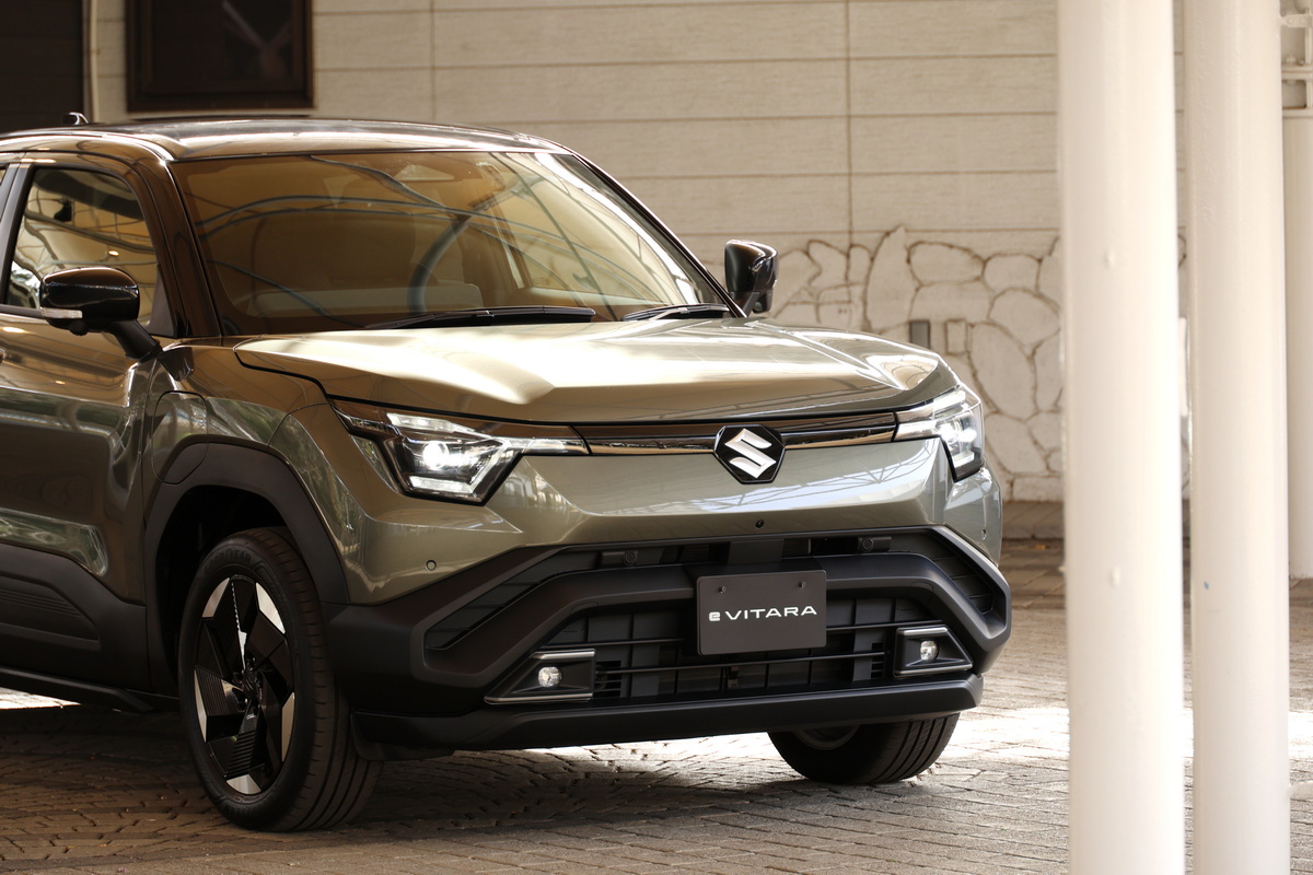 スズキ初の量産バッテリー電気自動車(BEV)『eビターラ』。