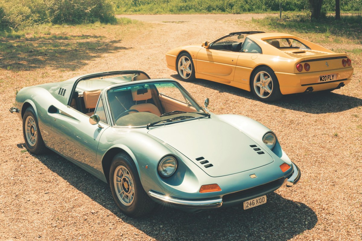 スカイ・ブルーのディーノ246 GTSと、イエローのフェラーリF355 GTS