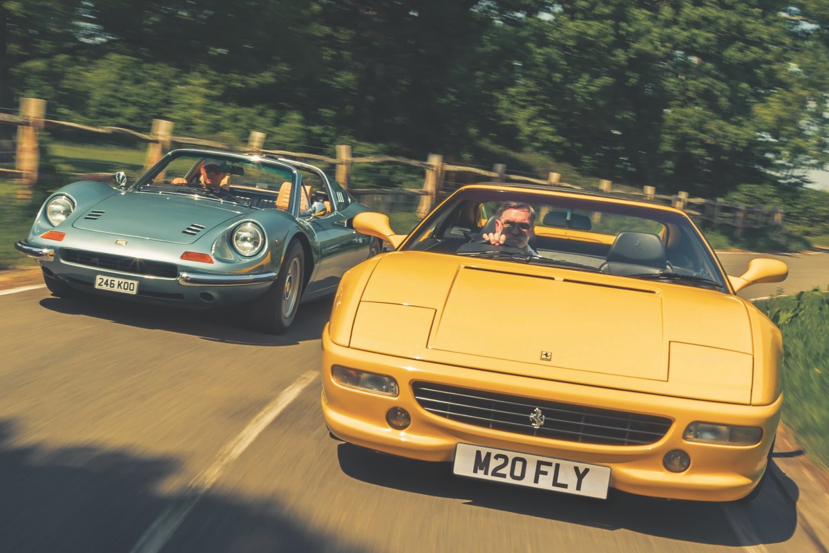 イエローのフェラーリF355 GTSと、スカイ・ブルーのディーノ246 GTS