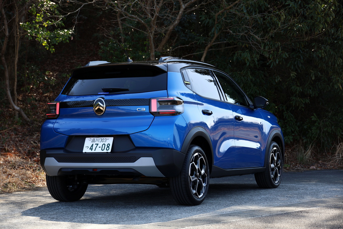 取材車のボディカラーはブライトブルーで、雰囲気はいかにもポップ。