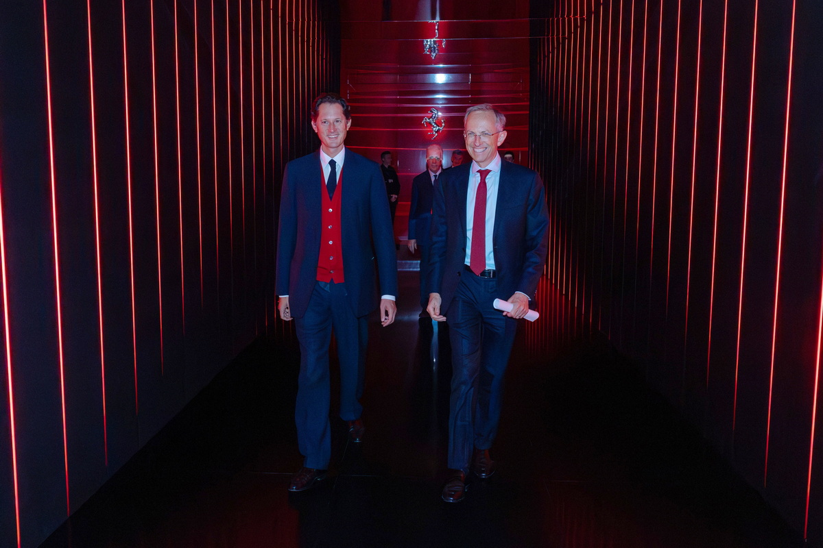 フェラーリ・キャピタル・マーケッツデイにてジョン・エルカン会長（左）とベネデット・ヴィーニャCEO。
