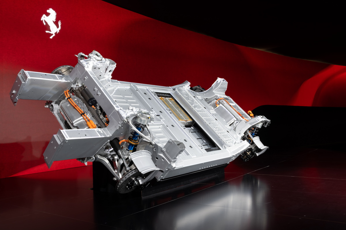 後に『ルーチェ』という車名が発表されたフェラーリ初のBEV、そのシャシー。