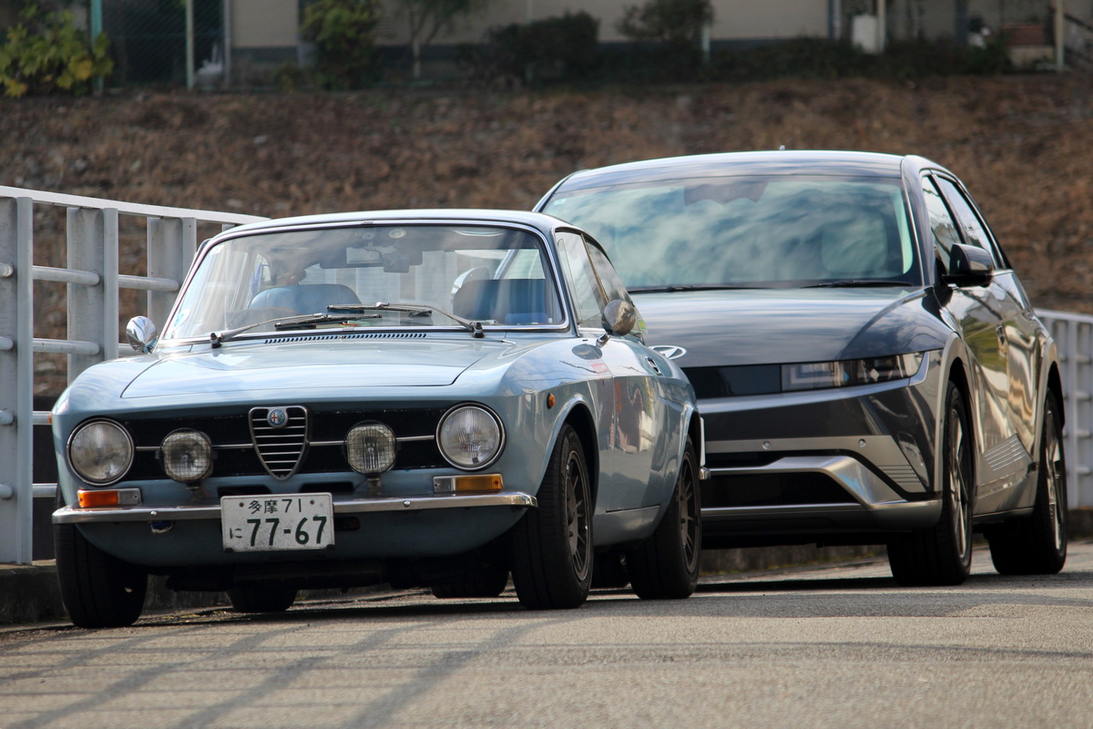 筆者の1974年式アルファ・ロメオと並べると、アイオニック5は巨人的存在。