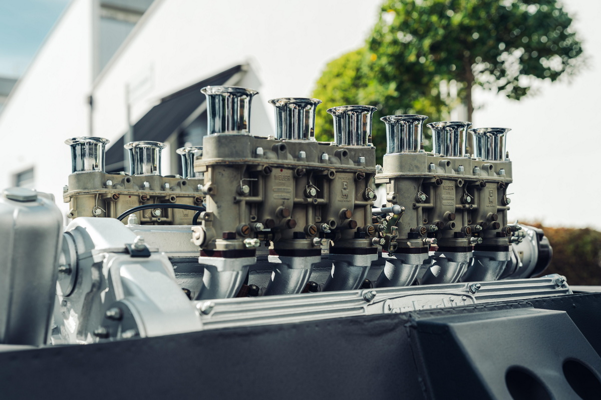 ミウラの心臓部には、バンク角60度の3929ccV12エンジンを横置きに搭載。